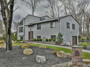 6 Flower Ln, Valley Cottage, NY 10989