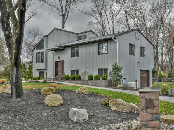 6 Flower Ln, Valley Cottage, NY 10989