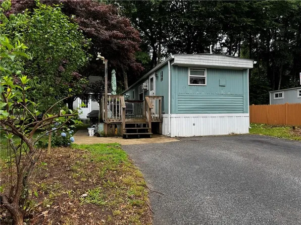 23 Woodridge Dr, Burrillville, RI 02839