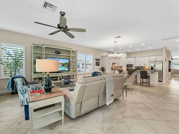 5th image of 7825 Hawthorne Dr Unit 2104