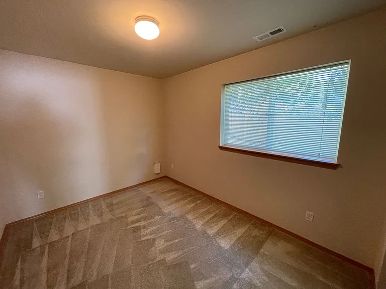 105 NE Albion St — Photo 3
