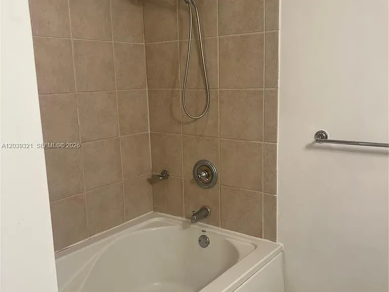 19501 W Country Club Dr #611 — Photo 17