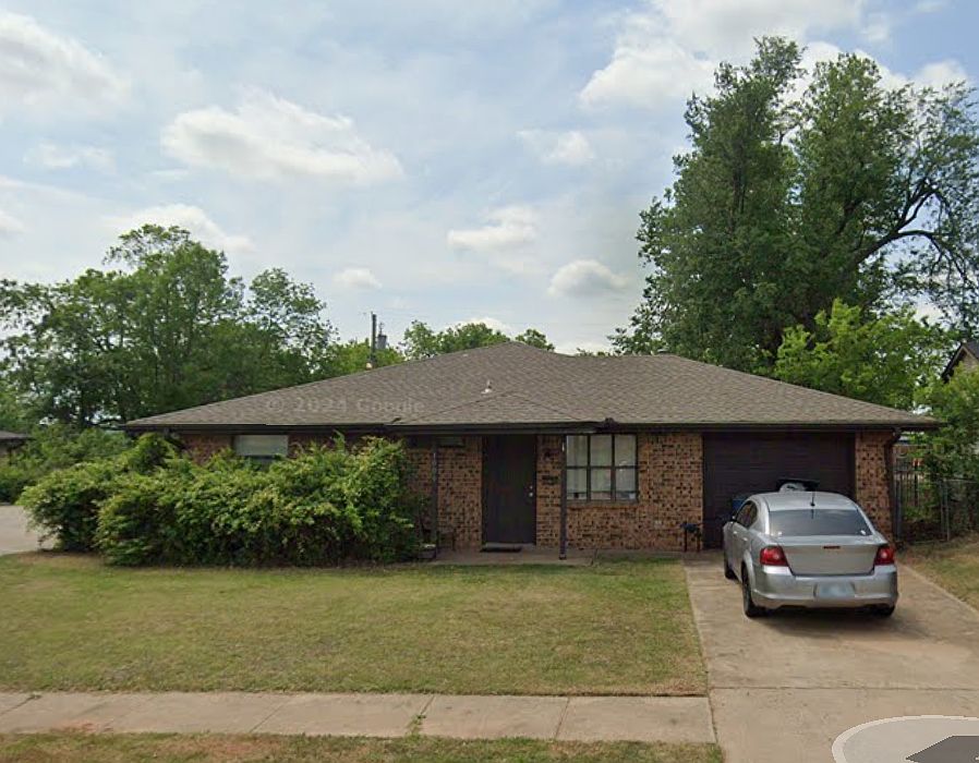 Lovely brick 4 plex close to UCO, convenient to shopping and restaurants, and easy access to I-35.