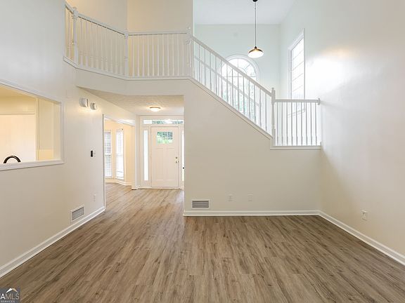 3rd image of 85 Valleyside Dr S