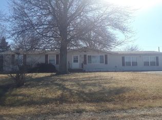 9081 Meadow Ln, Ozawkie, KS 66070