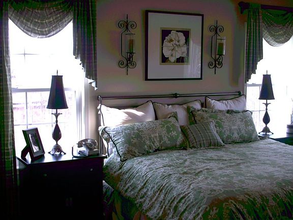 Master Bedroom w/ Walk-In Closet & Full Bath