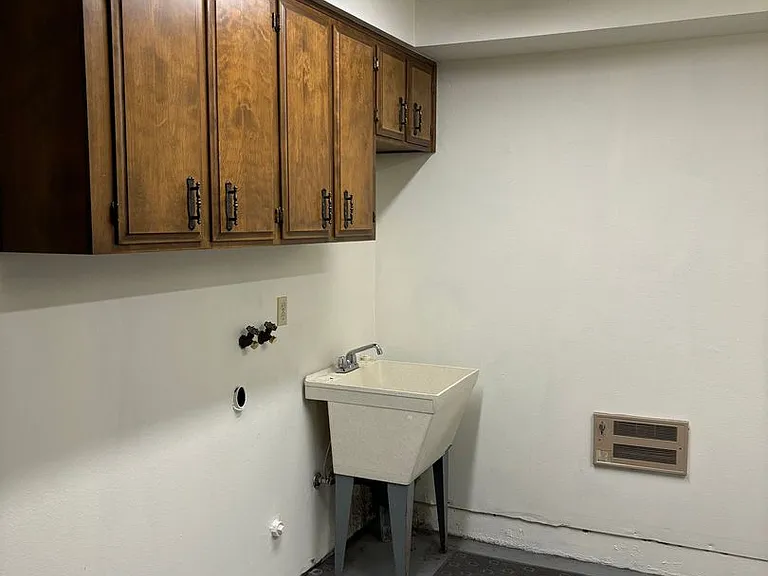 Large Two Bedroom Duplex in South Salem — Photo 11