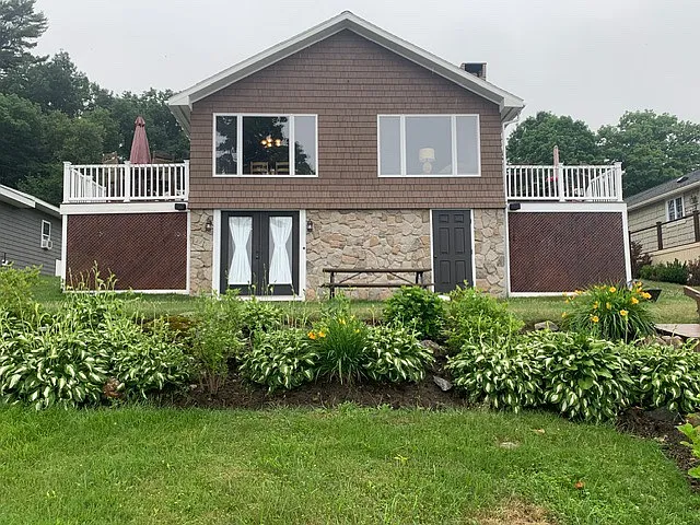 4 bed, 2400 sqft, $2,500 — Photo 2