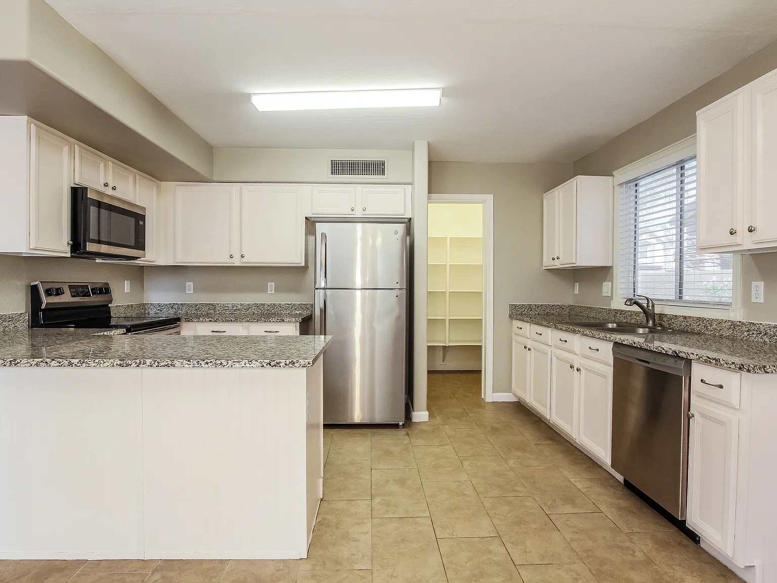 4 bed, 2.5 bath, 2285 sqft, $2,265 — Photo 4
