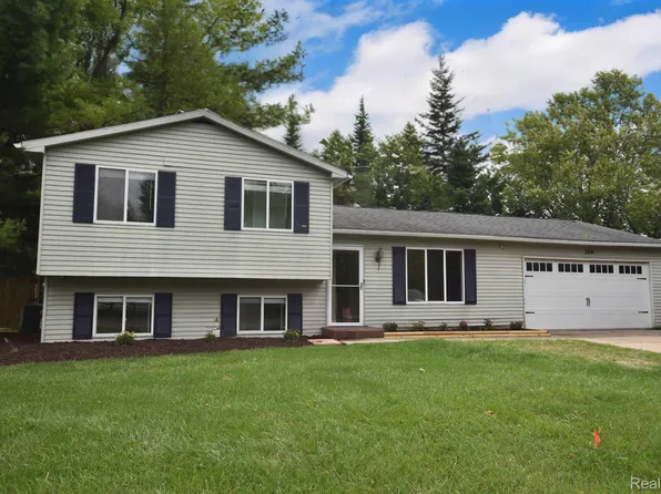 208 Lindenwood Dr, Linden, MI 48451