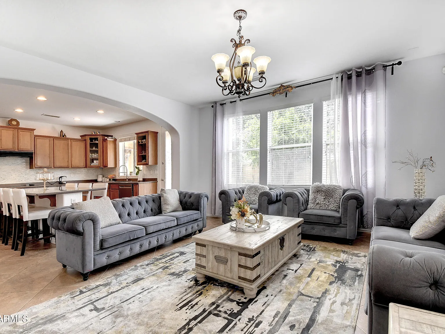 5 bed, 2.5 bath, 2760 sqft, $3,400 — Photo 4