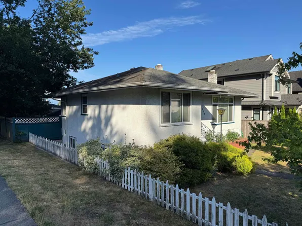 833 Scott St, New Westminster, BC V3L 4V1