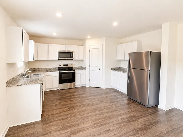 308 London Ct — Photo 5