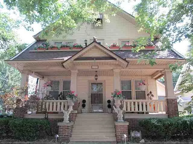 621 E Walnut St photo 1