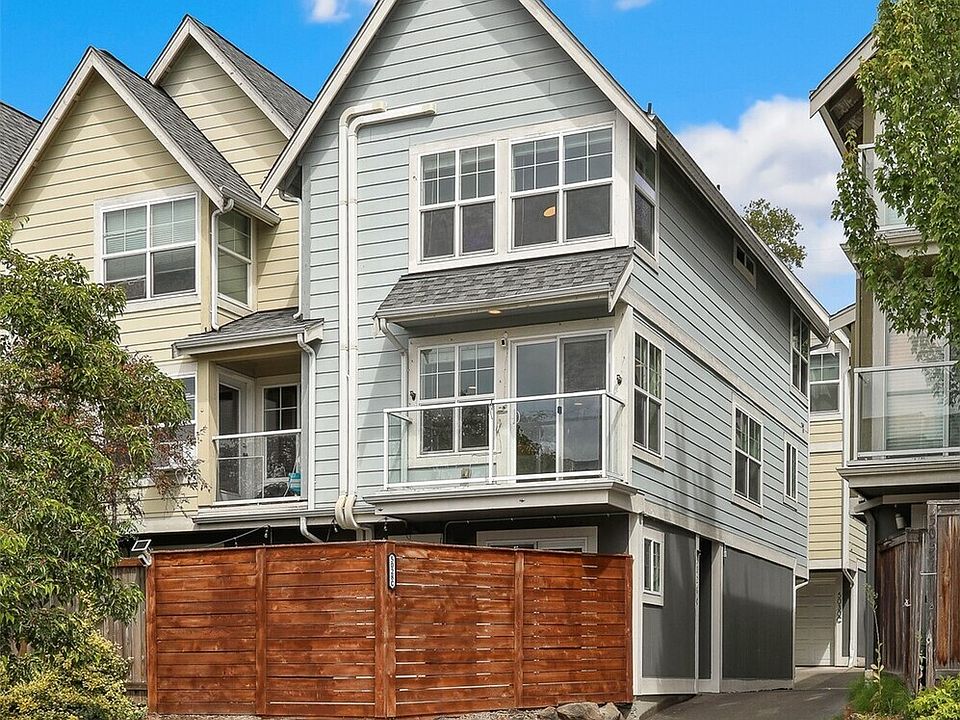 Welcome to this well cared for townhome.>