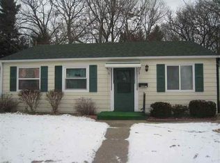 902 39th Street Ct, Moline, IL 61265