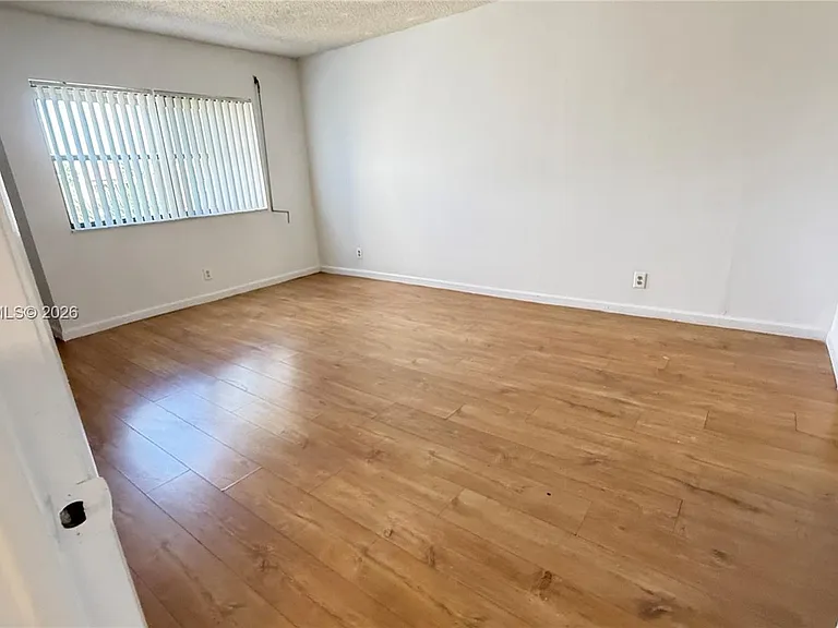 240 Lakeview Dr #306 — Photo 7