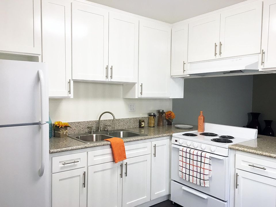 1st image of 30 W 49th St #9