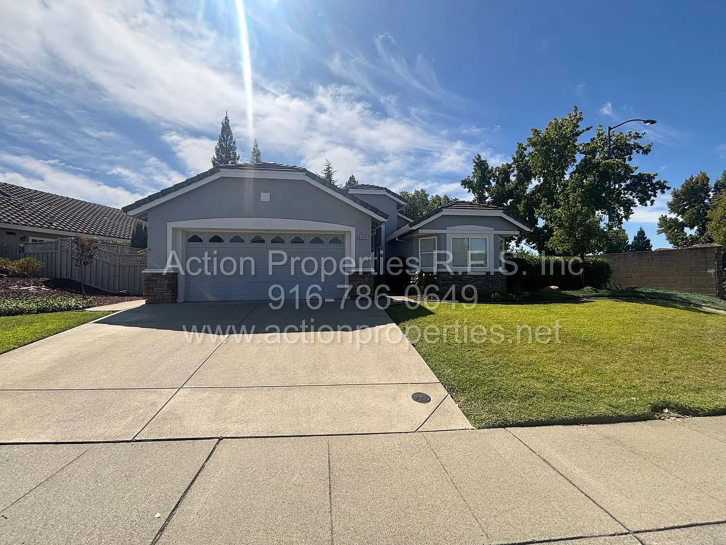 Sun City: 55&older Community - Single Story- 2 Bedroom Plus Den 2 Bath 2 Car Garage Large Built i... — Photo 2