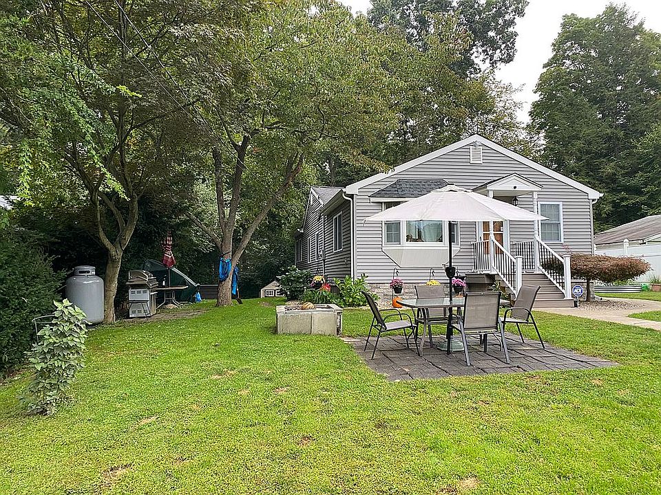 2nd image of 53 Old Field Rd
