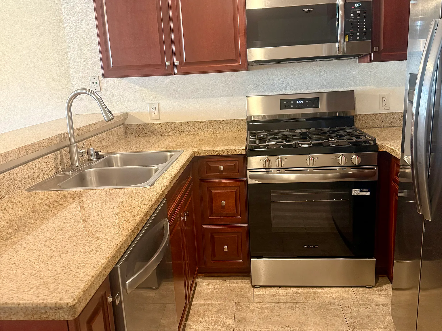2 bed, 820 sqft, $2,700 — Photo 2