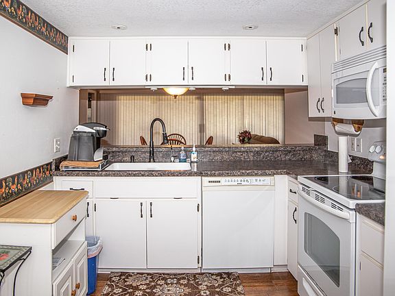 4th image of 2200 Vista Royal Way