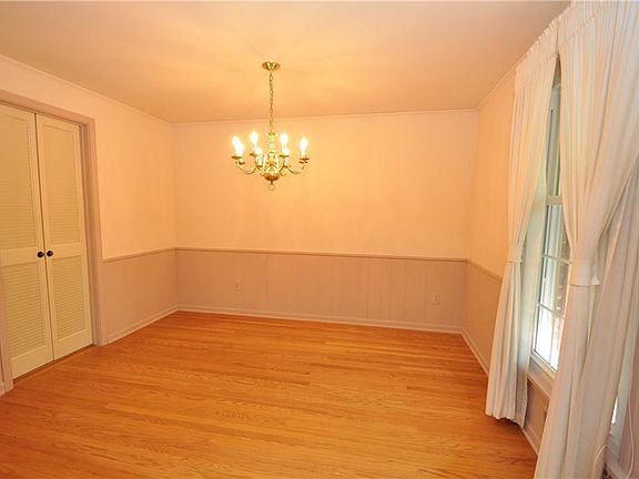 4th image of 9 Woods End