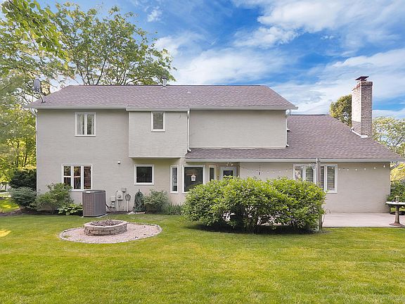 3rd image of 1211 Laurel Dr