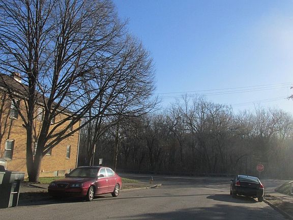 5th image of 604 Redwood Ave
