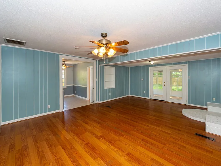 109 Runnymede Ln — Photo 32