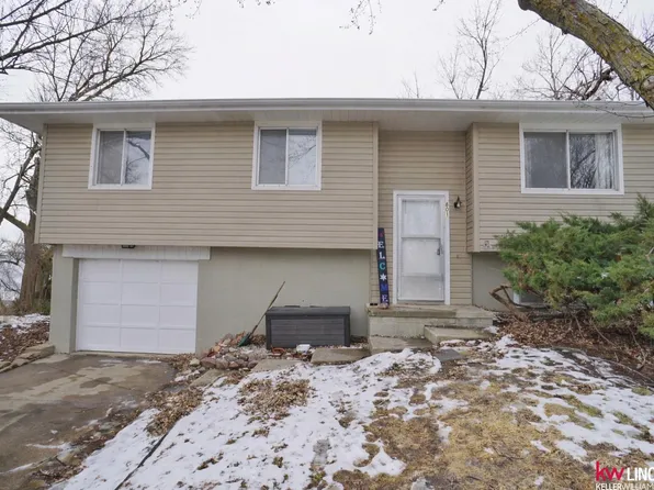 801 Prairie Ct, Hickman, NE 68372