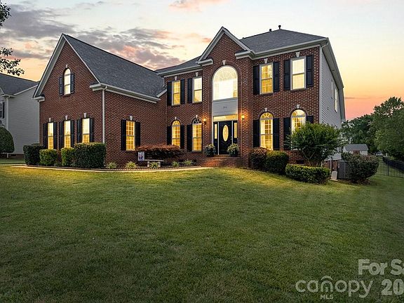 3rd image of 286 Corona Cir
