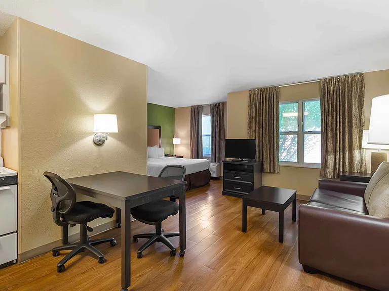 Deluxe Studio - 1 King Bed