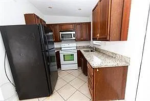 2900 NW 5th Ct — Photo 17