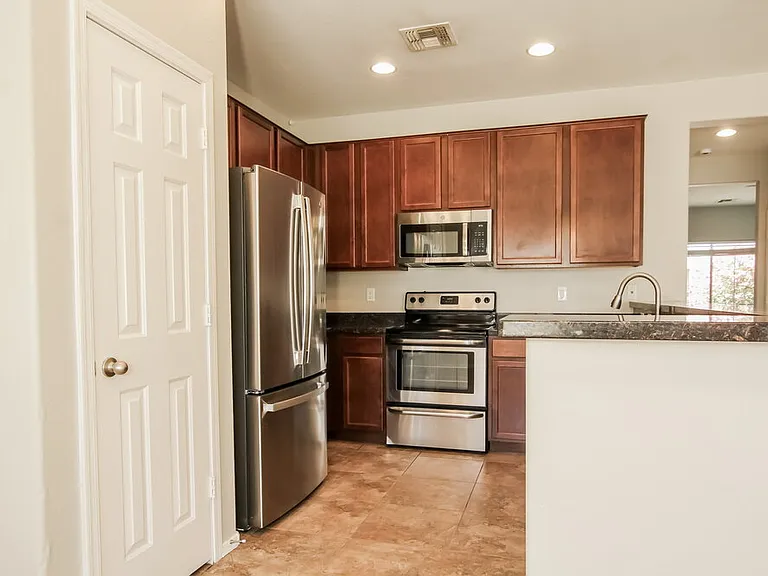7907 S 50th Ln — Photo 7