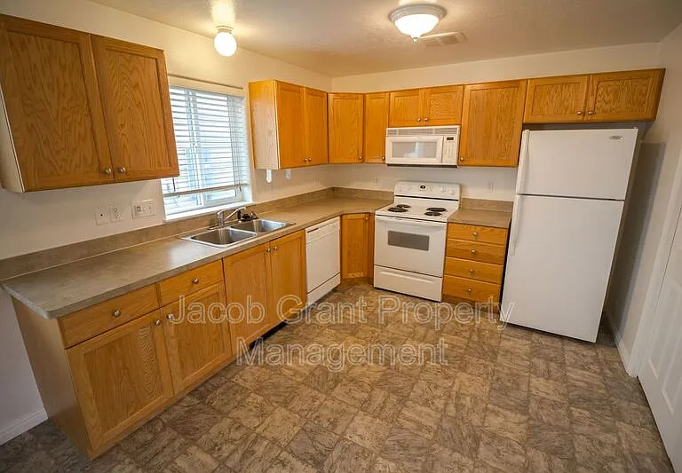 3560 Deloy Dr #3 — Photo 3