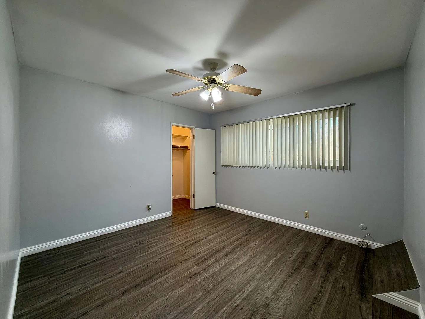 Gorgeous Updated Twh On Culdesac W/Laminate Flrs+Fab Kit+Laundry/Pool/Gym In Bldg — Photo 4