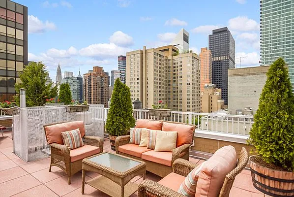 Sold by Compass | media 25