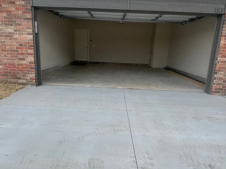 1313 Brooks Dr — Photo 23