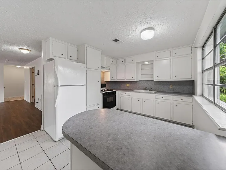 418 Texas St — Photo 17