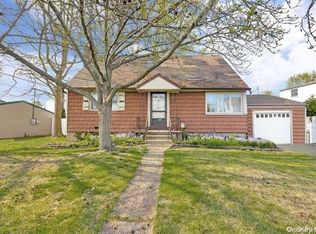 3999 Berrywood Dr, Seaford, NY 11783