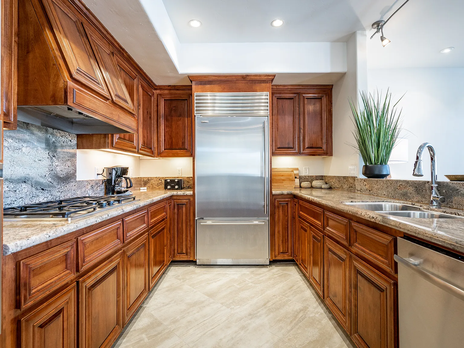 3 bed, 3.5 bath, 1829 sqft, $6,750 — Photo 2