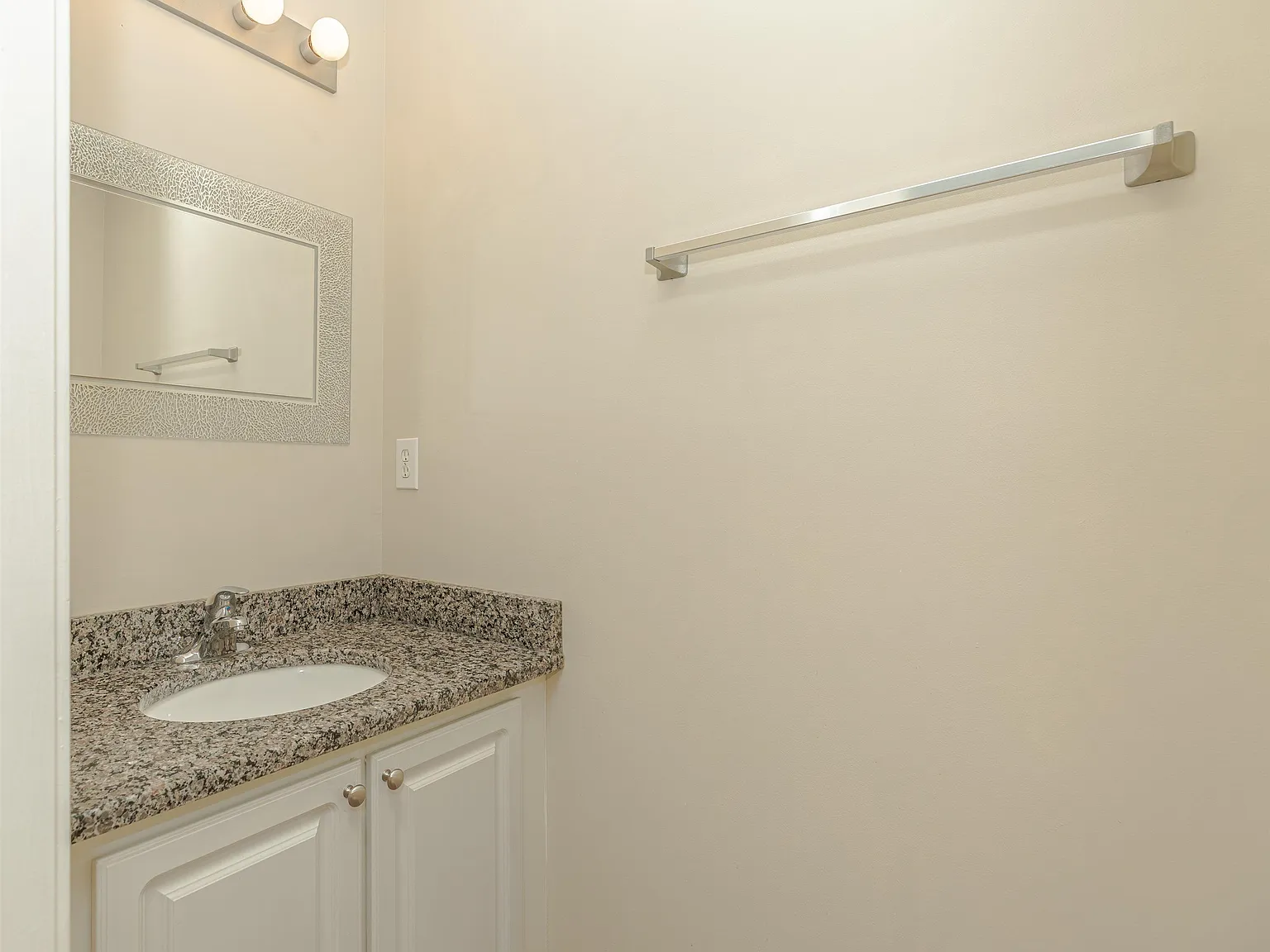2 bed, 2.5 bath, 1074 sqft, $1,800 — Photo 4