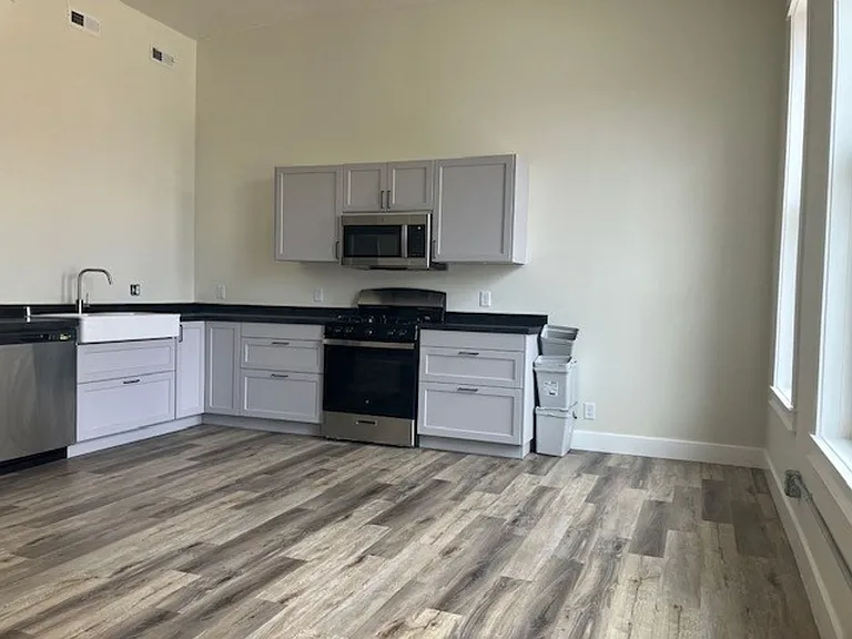 133-149 E Chestnut St — Photo 9