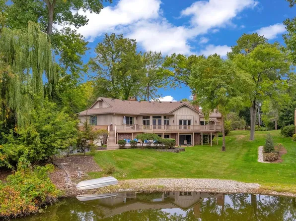 1887 Harvest Ln, Bloomfield Hills, MI 48302