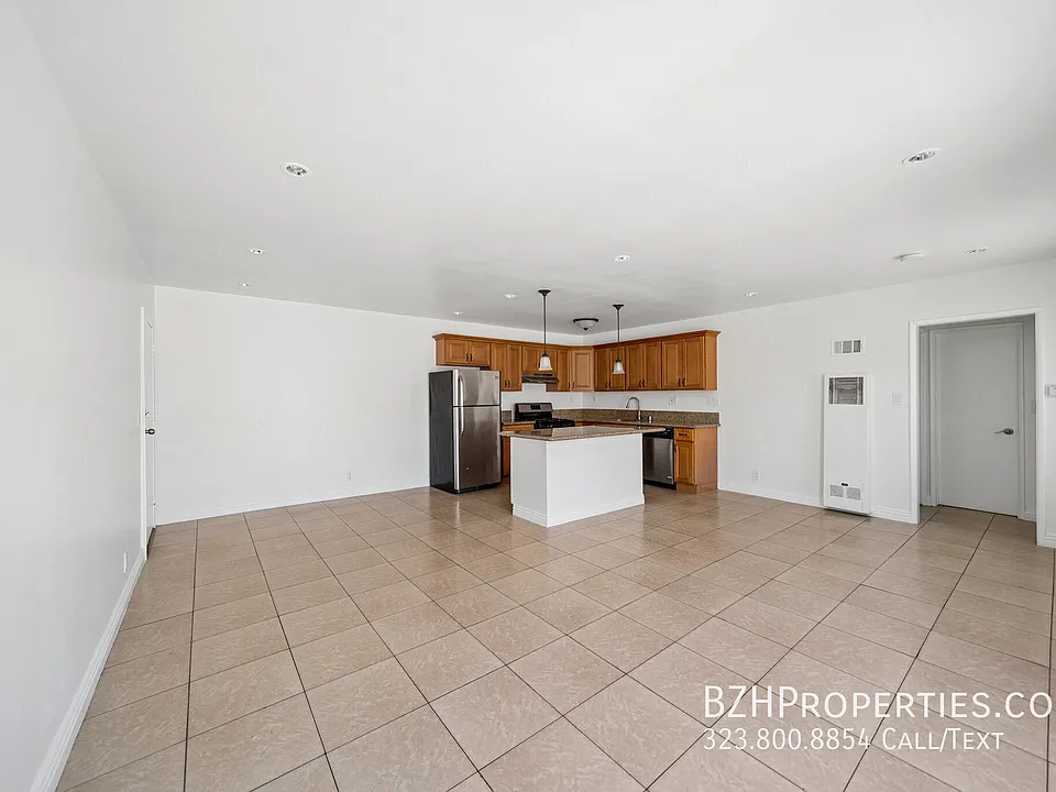 7209 Willoughby Ave #10