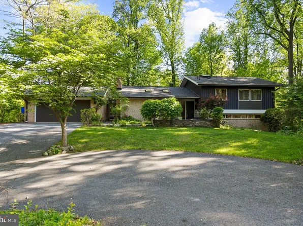8034 Park Overlook Dr, Bethesda, MD 20817
