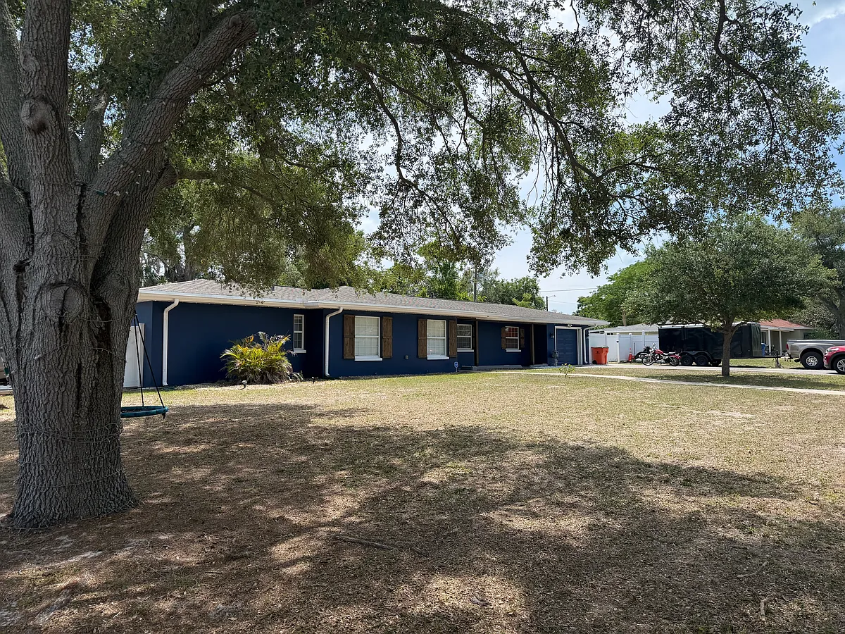 Building Photo - 1275 Bayview Dr