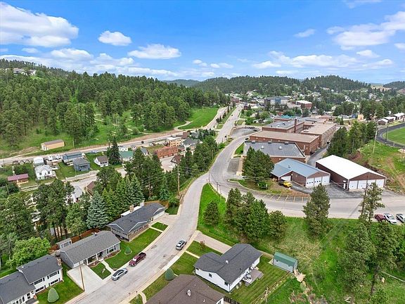 3rd image of 402 Sunset Rd