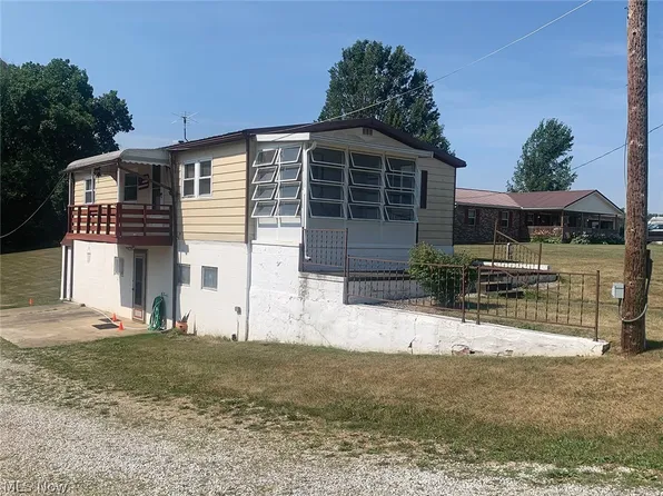 13566 Baywood St SE, Paris, OH 44669